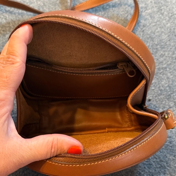 Elegant Tan Leather Crossbody Bag - Picture 3 of 4